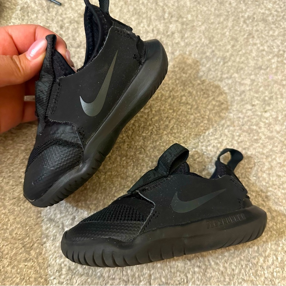 Baby nike slip on size 6c